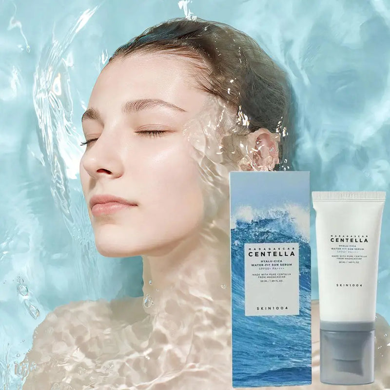 Creme coreano protetor sensível à água com ácido hialurônico Snow Grass Water Sensitive Centella Madagascar Hyalu Cica Water-Fit Sun Serum FPS 50 PA