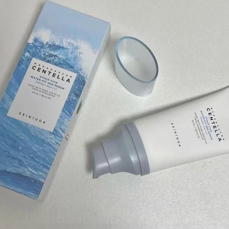 Creme coreano protetor sensível à água com ácido hialurônico Snow Grass Water Sensitive Centella Madagascar Hyalu Cica Water-Fit Sun Serum FPS 50 PA
