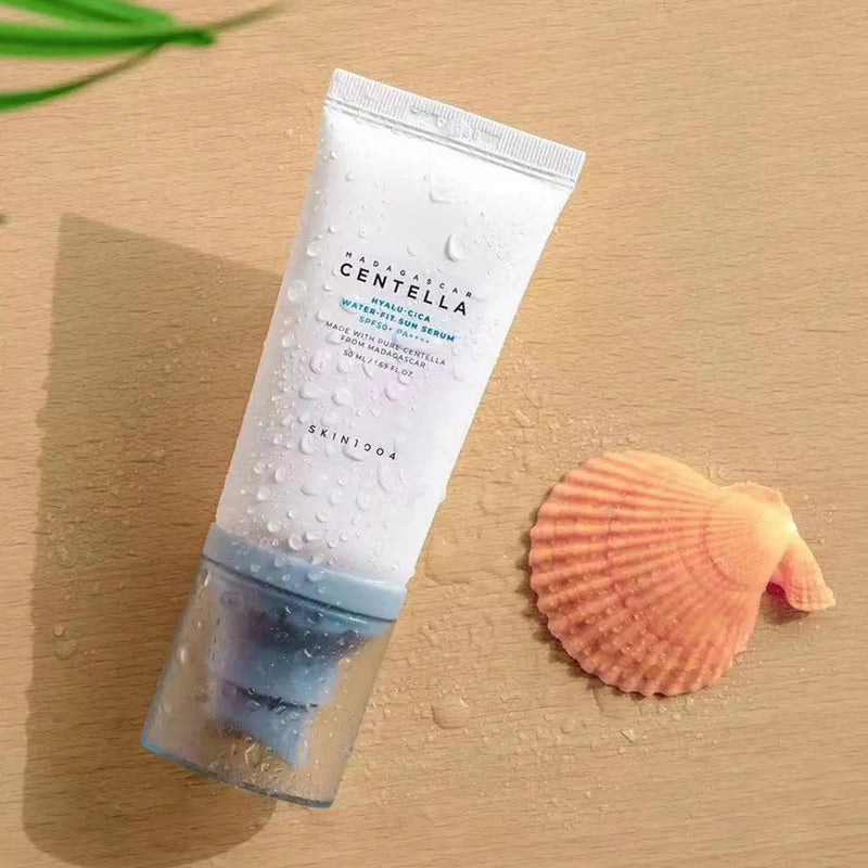 Creme coreano protetor sensível à água com ácido hialurônico Snow Grass Water Sensitive Centella Madagascar Hyalu Cica Water-Fit Sun Serum FPS 50 PA