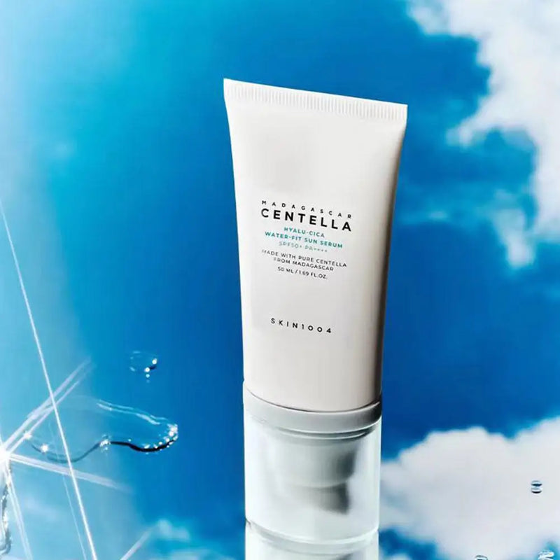Creme coreano protetor sensível à água com ácido hialurônico Snow Grass Water Sensitive Centella Madagascar Hyalu Cica Water-Fit Sun Serum FPS 50 PA