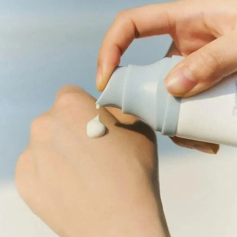 Creme coreano protetor sensível à água com ácido hialurônico Snow Grass Water Sensitive Centella Madagascar Hyalu Cica Water-Fit Sun Serum FPS 50 PA