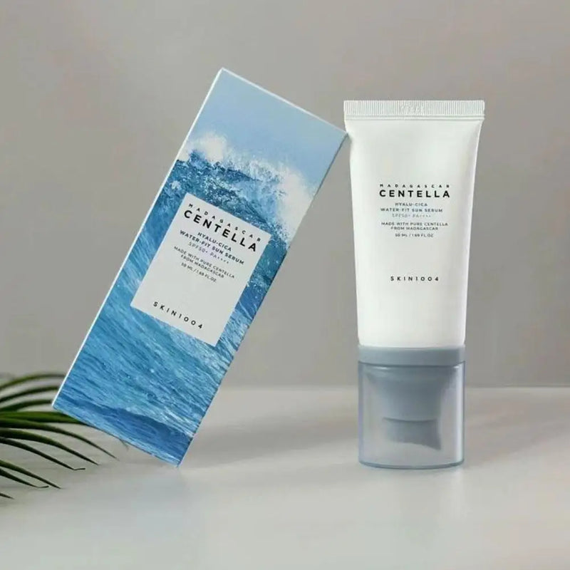 Creme coreano protetor sensível à água com ácido hialurônico Snow Grass Water Sensitive Centella Madagascar Hyalu Cica Water-Fit Sun Serum FPS 50 PA